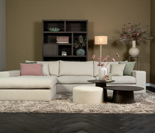 Hoekbank beige stof met diepe zitting - Woonwinkel Lounge Zwolle